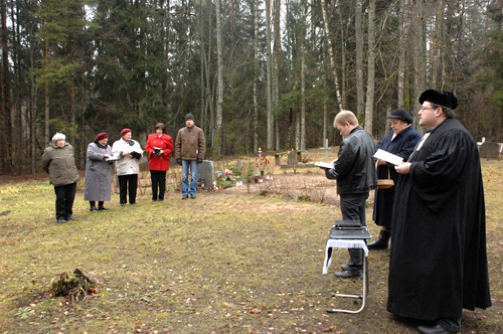 Bārbeles pagasta Salmiņu kapos Mirušo piemiņas dienā sanākušos uzrunāja mācītājs Atis Burovs.
Autors: Ivars Bogdanovs