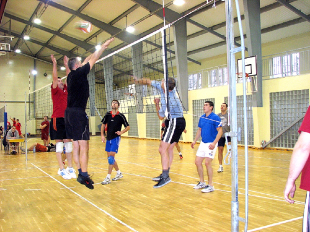 Īslīces komandas (no labās) kārtējais veiksmīgais uzbrukums pietuvina to uzvarai «Mēmeles» kausa izcīņas turnīrā.
Autors: Vilnis Auzāns