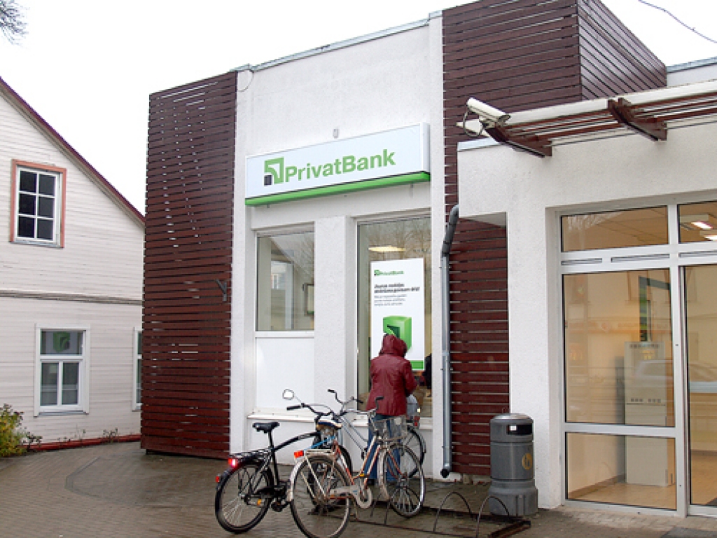  «Privatbank» filiālei Iecavā jau pielikta izkārtne un uzstādīts bankomāts.
Autors: Antra Ērgle
