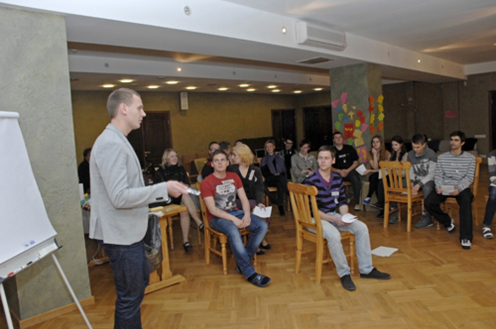 Semināra «Kļūsim sociāli!» dalībnieki ieklausās populārā portāla draugiem.lv pārstāvja Jāņa Lindermaņa stāstītajā. 
Autors: Ivars Bogdanovs