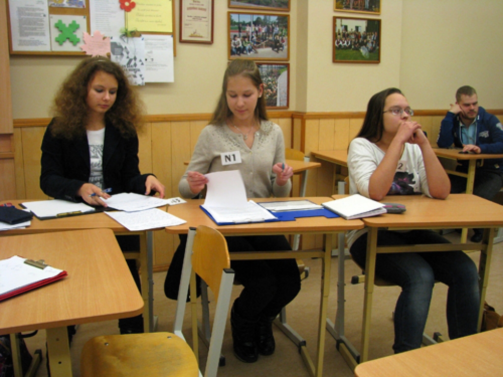 Debašu turnīra angļu plūsmā finālā mazāk pārliecinošas bija debatētājas no Rīgas Zolitūdes ģimnāzijas Vlada Cibuļska (no kreisās), Ramona Hmeļņicka un Elīna Hasanova. 
Autors: Vilnis Auzāns