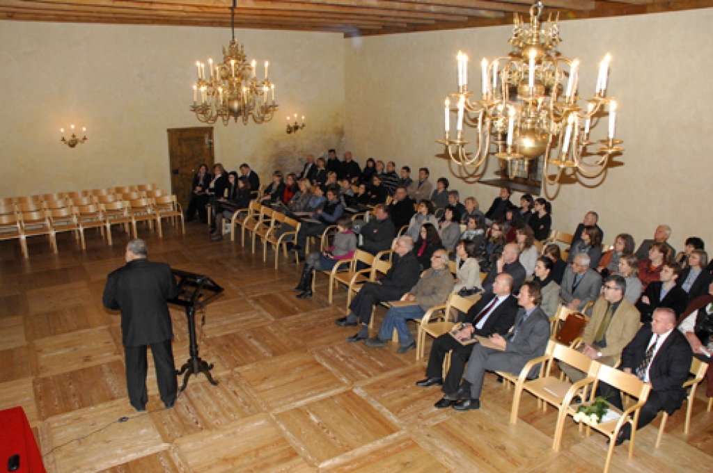 Starptautiskās konferences «Kurzemes hercogistes 450 gadi un Bauskas pils atdzimšana» dalībnieki.
Autors: Ivars Bogdanovs