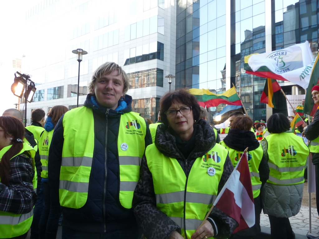 Pēteris Bite Briseles piketā kopā ar Eiropas Parlamenta deputāti Sandru Kalnieti.
Autors: Eiropas Tautas partijas grupas preses dienests.