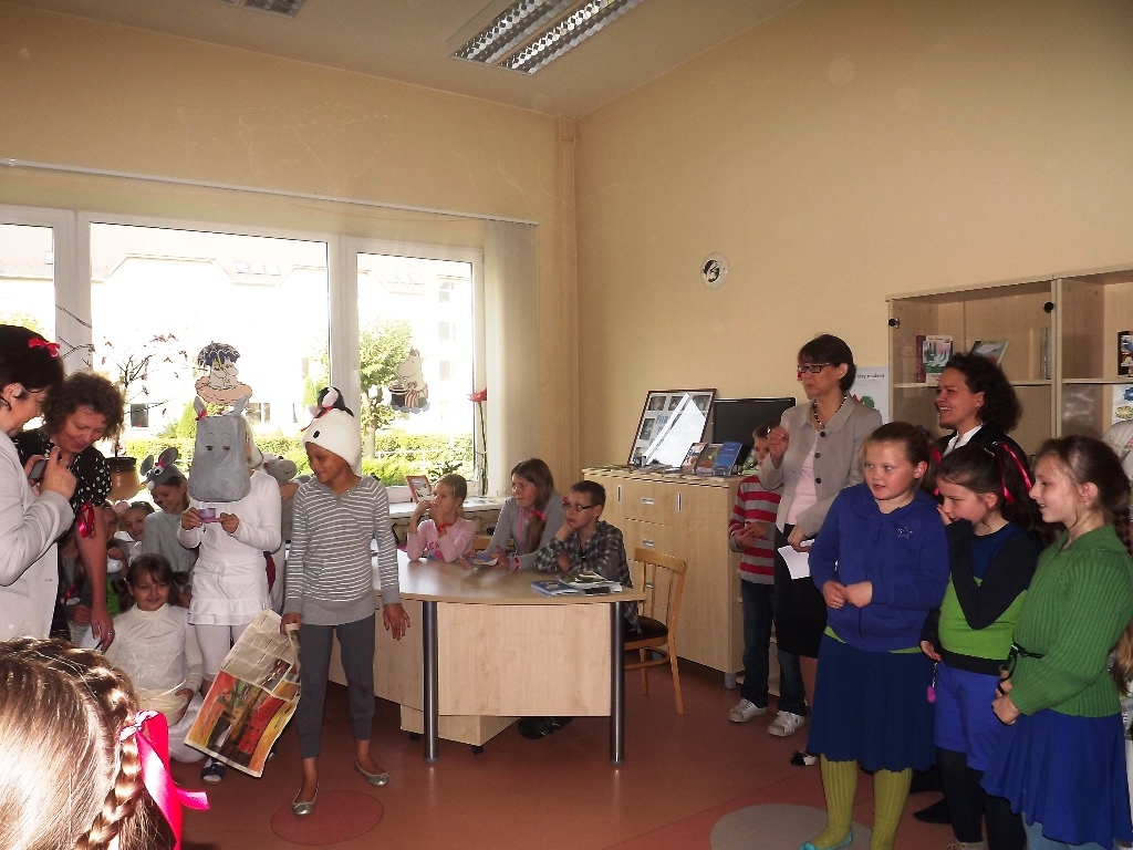 Bauskas bērnu bibliotēkā  4. oktobrī Somijas Republikas ārkārtējā un pilnvarotā vēstniece Latvijā Pirko Hamalainena atklāja ceļojošo izstādi «Muminu ģimene no Somijas».
Autors: bauskasbiblioteka.lv