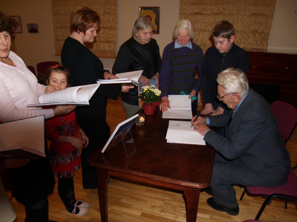 Ēvalds Kivilands parakstīja sarīkojuma apmeklētāju iegādātās grāmatas.
Autors: Antra Ērgle