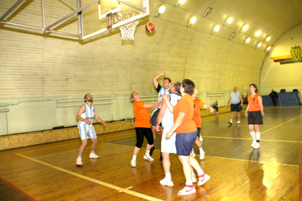 Laukumā tiekas «Ceraukstes» un «Dāmu» komandas. 
Autors: Uldis Varnevičs