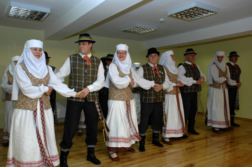 Jaunatklāto saieta namu Vecsaulē ieskandina lietuviešu dejotāji. 
Autors: Ivars Bogdanovs