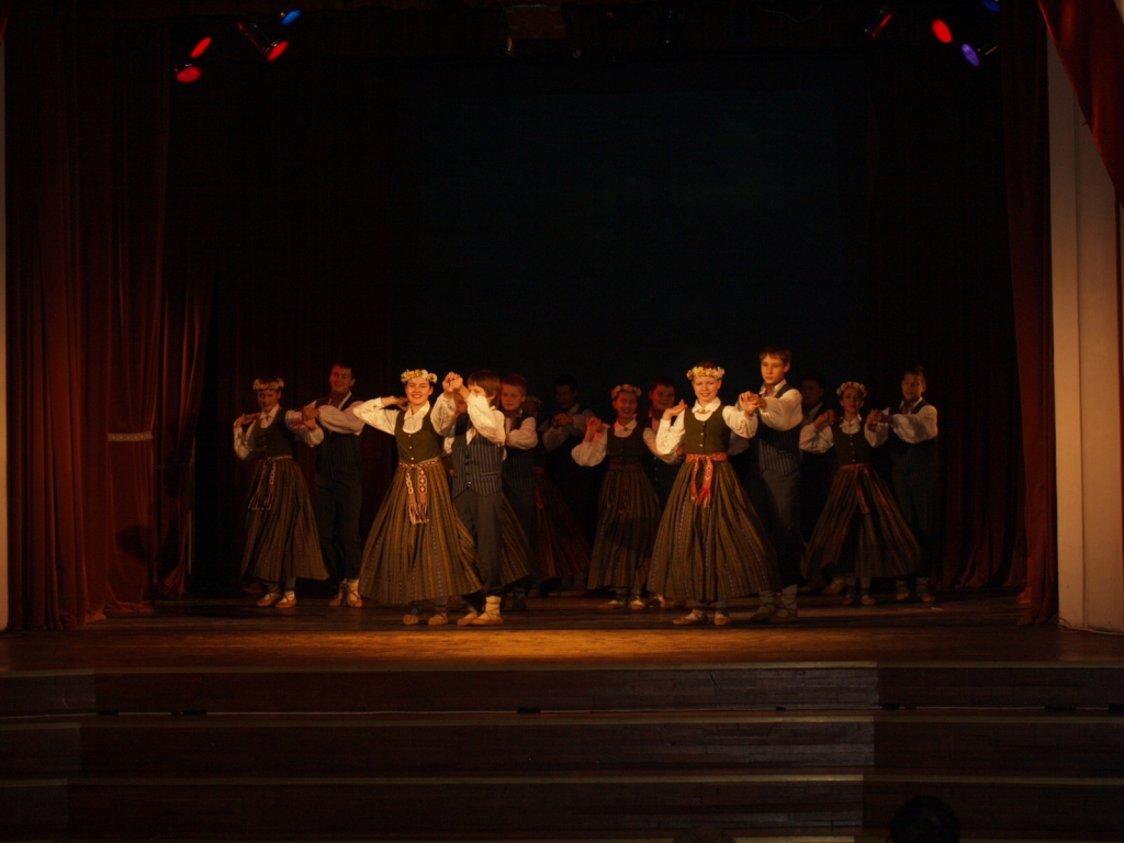 Dažādu paaudžu dejotāju aizrautība radīja publikas ovācijas.
Autors: ANTRA ĒRGLE