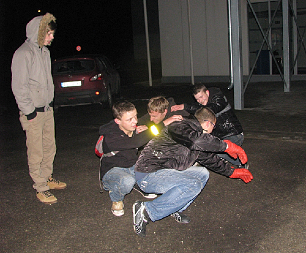 Komanda «Lats uz nedēļu» ar matemātikas uzdevumu nespēj tikt galā, tādēļ to aizstāj ar iešanu zosu gājienā. 
Autors: Vilnis Auzāns