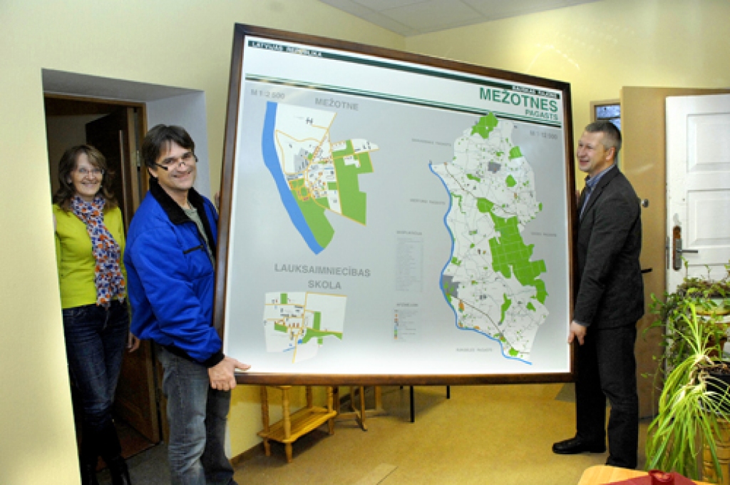 Mežotnes pagasta pārvaldes vadītājam Normundam Vāveram jaunās telpas iekārtot palīdz Andris Smolijs no SIA «Lielmežotne». Vīru rosīšanos pieskata kasiere Nijole Koļesņikova.
Autors: Ivars Bogdanovs