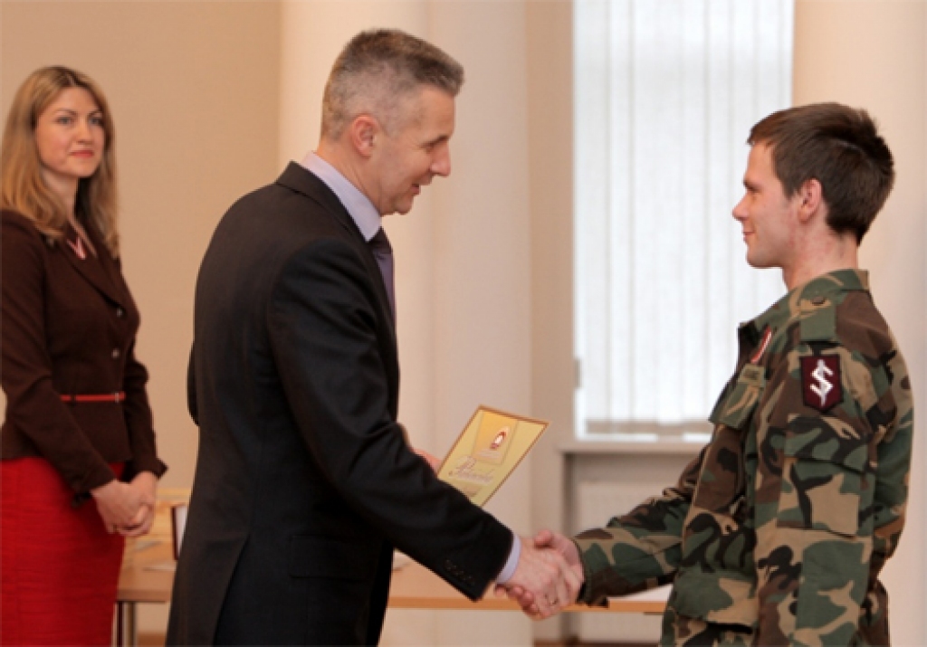  Aizsardzības ministra Pateicība tika pasniegta Kārlim Černajam, Bauskas jaunsargu vienības jaunsargam.
Autors: Publicitātes foto.