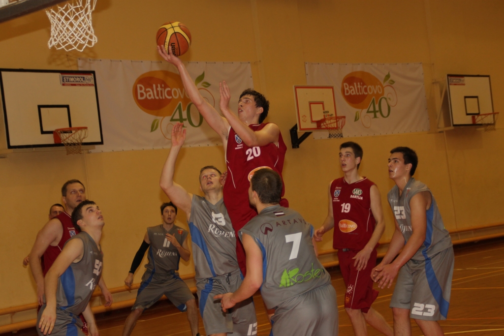 Jānis Eiduks (ar bumbu) guva 33 punktus un izcīnīja deviņas atlēcošās bumbas. 
Autors: Uldis Varnevičs