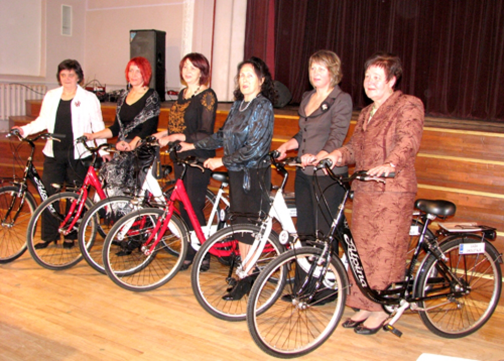 Bauskas novada konkursa «Gada skolotājs» uzvarētājas Daiga Krūmiņa (no kreisās), Daiga Sējēja, Daile Feldmane, Inta Feldmane, Anita Feldmane un Lilita Krastiņa.
Autors: Vilnis Auzāns