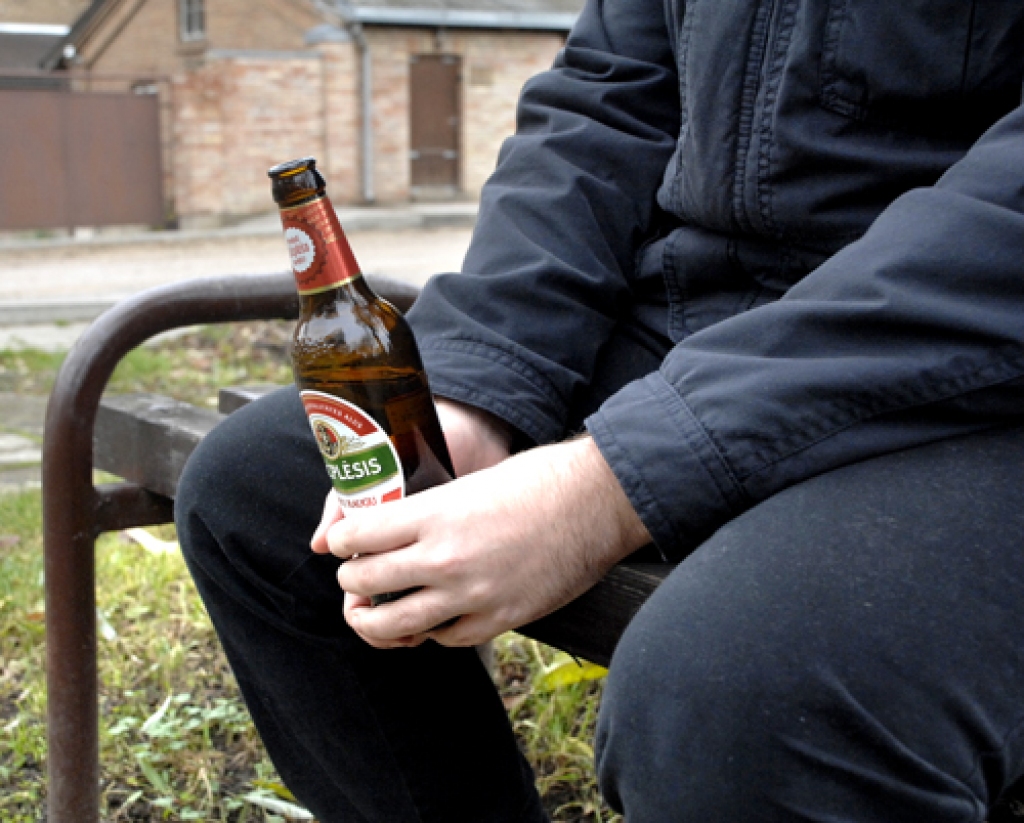 Ar atvērtu alkohola pudeli, arī alus, vai skārda bundžu sabiedriskā vietā nedrīkst atrasties nedz pilsētā, nedz laukos.
Autors: Ivars Bogdanovs