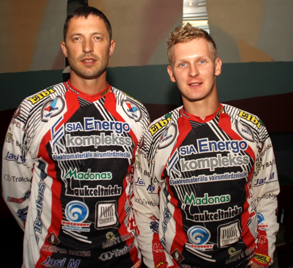 Elvijs Mucenieks (no labās) ekipāžā kopā ar Māri Rupeiku kļuva par Latvijas čempioniem blakusvāģu sacensībās.
Autors: no «Bauskas Dzīves» arhīva.