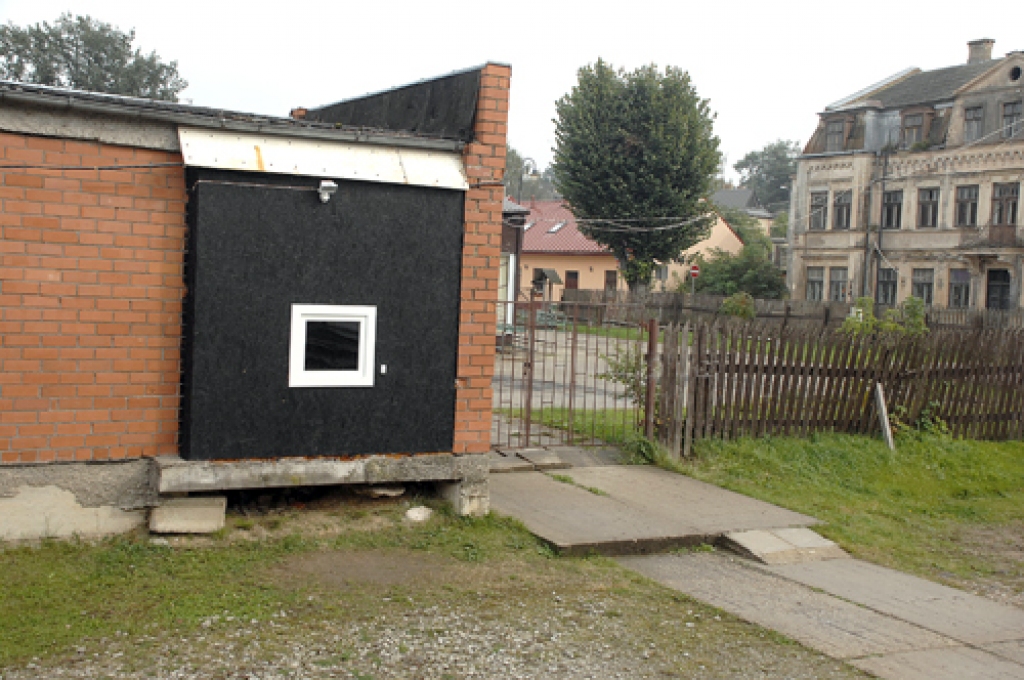 «Baltais logs» pie vecā tirgus Bauskā, kur notikusi tirgošanās ar dīvainām vielām.
Autors: no «Bauskas Dzīves» arhīva.