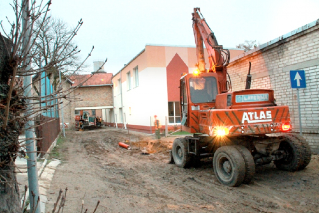 Būvdarbi pie bērnudārza «Pasaulīte» Bauskā notiek arī krēslas stundās. 
Autors: Uldis Varnevičs