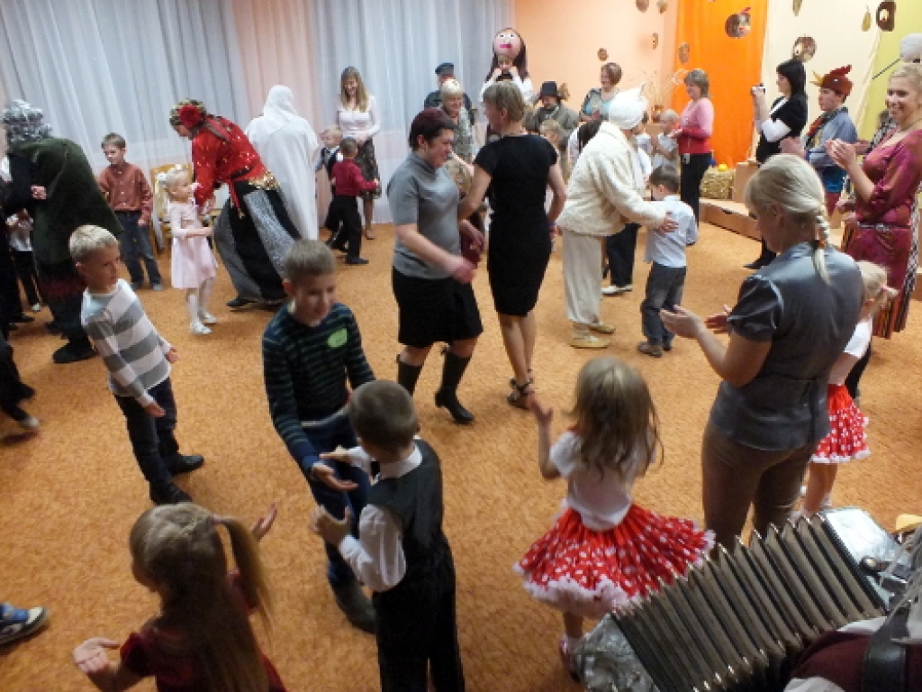 Bērnudārza «Pasaulīte» vecāka grupiņa «Zīļuki» svin Mārtiņdienu.
Autors: Kristaps Ābelnieks