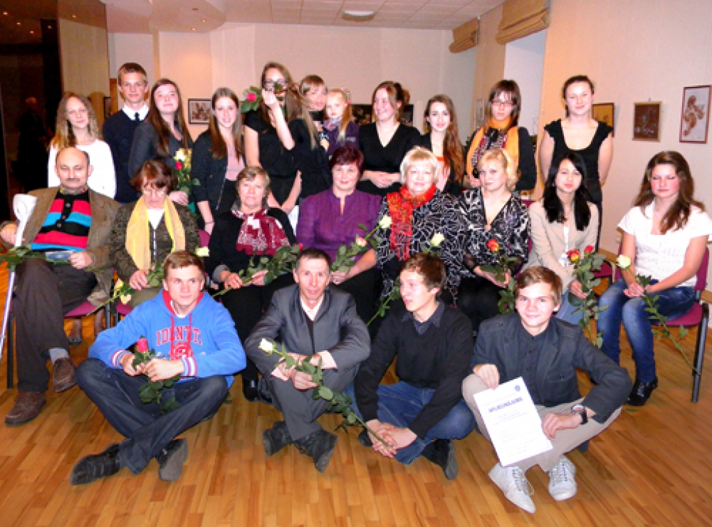 E-grāmatas autori un veidotāji no jauniešu iniciatīvas grupas pēc sirsnīgās prezentācijas vēl risināja sarunas.
Autors: Antra Ērgle