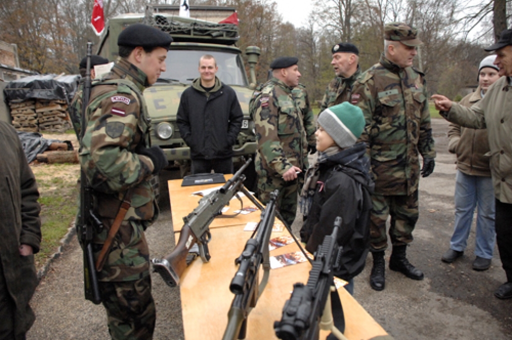 Nacionālo bruņoto spēku Zemessardzes 54. inženiertehniskā bataljona 1. rotas vīri un puiši iecavniekiem izrādīja ieročus, baroja no kara lauka virtuves katla.
Autors: Ivars Bogdanovs