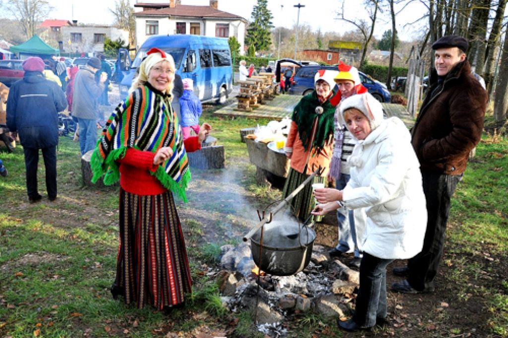 Mārtiņdienas virumu nobaudīt aicina Vistiņa un Aitiņa jeb Vecumnieku tautas nama dejotājas Gita Ozola un Līga Caunīte-Zandberga.
Autors: Žanna Zālīte