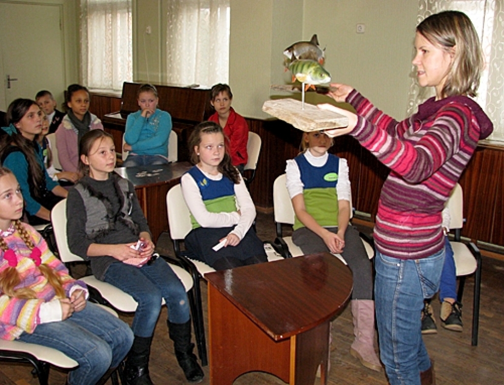 Latvijas Dabas muzeja izglītības nodaļas speciāliste Kristīne Dzene māca bērniem atšķirt zivis. 
Autors: Vilnis Auzāns
