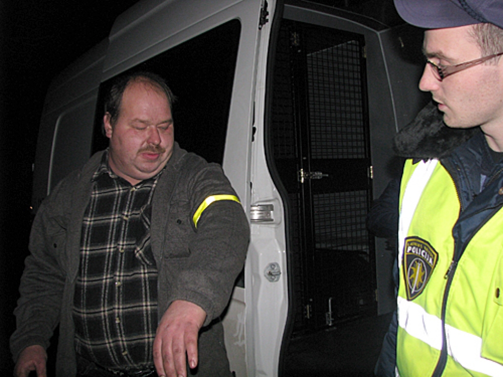 Policijas inspektoram Artūram Barojanam Dzintars apsola, ka turpmāk pie apģērba vakaros vienmēr nēsās atstarotāju. 
Autors: Vilnis Auzāns