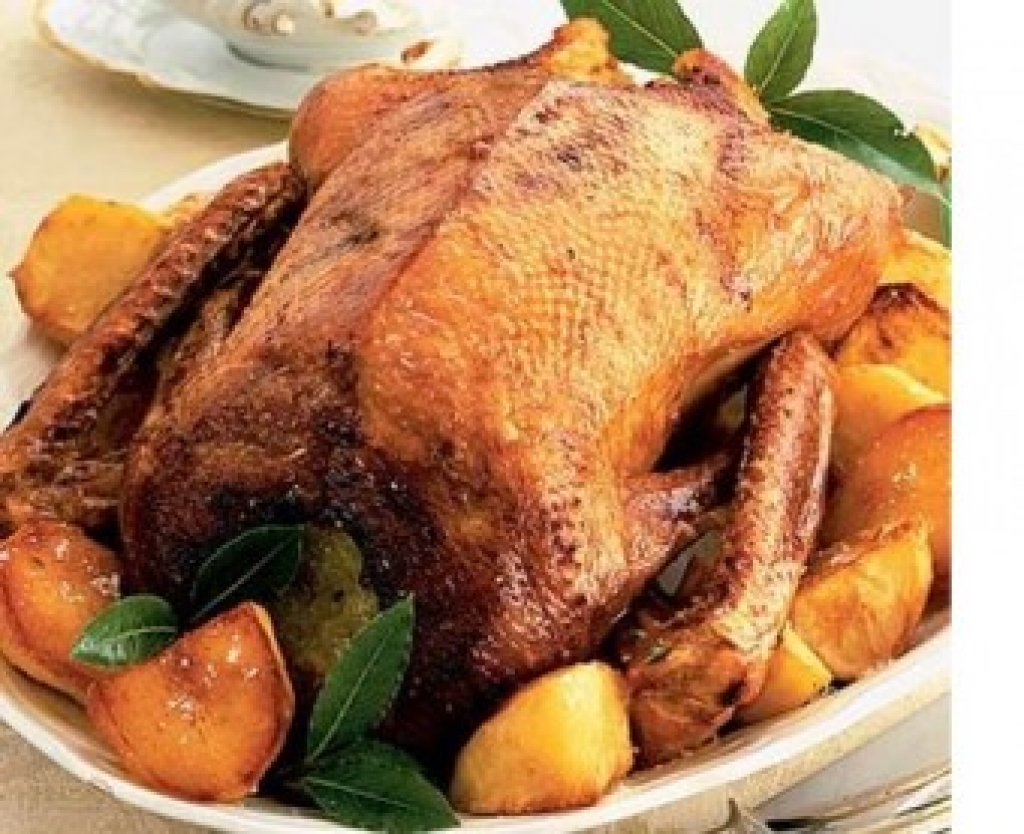 Latviešu dainās Mārtiņu galdā minēti plāceņi, medus, alus, dažādi gaļas ēdieni un, protams, Mārtiņu gailis. Daudzinātā Mārtiņu zoss ir vairāk raksturīga ģermāņu tautu Mārtiņdienas mielastos.
Autors: no epadomi.lv