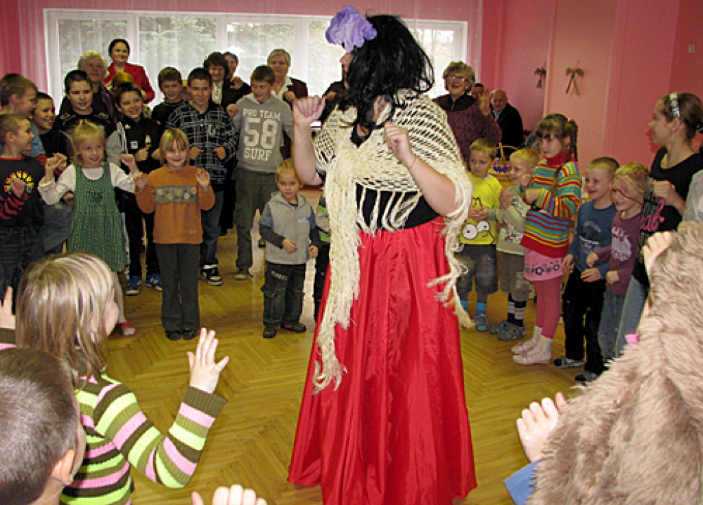 Bērsteles skolā Mārtiņdienas svinībās rotaļās iet visi – veci un jauni. 
Autors: Vilnis Auzāns