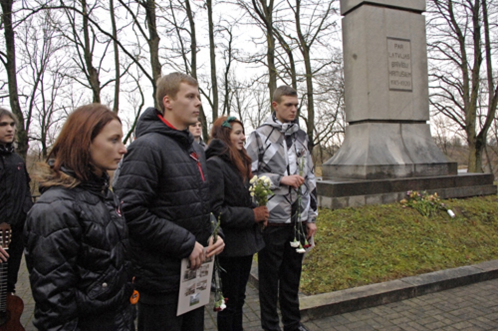 Bauskas Valsts ģimnāzijas audzēkņi runā dzeju 9. novembrī svinīgā pasākumā pie Bauskas Brīvības pieminekļa.
Autors: Ivars Bogdanovs