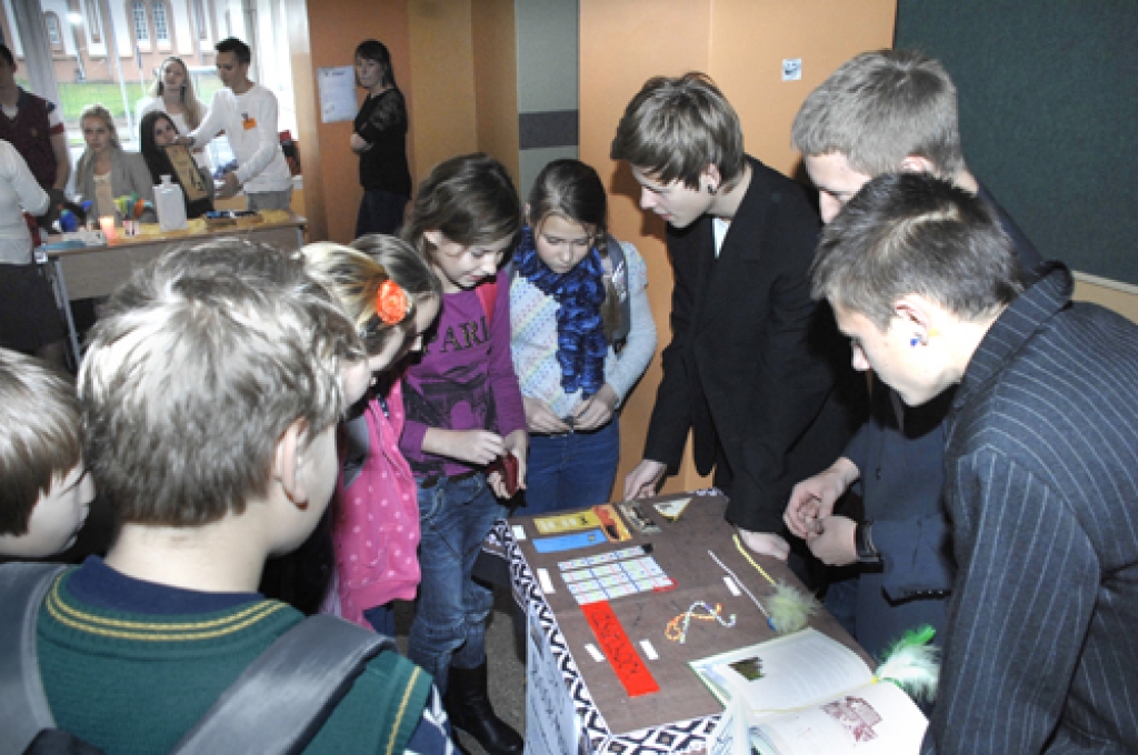 Skolēnu mācību uzņēmumu tirdziņā Bauskas Valsts ģimnāzijas 10.c klases audzēkņi piedāvā dažādas grāmatzīmes.
Autors: Ivars Bogdanovs