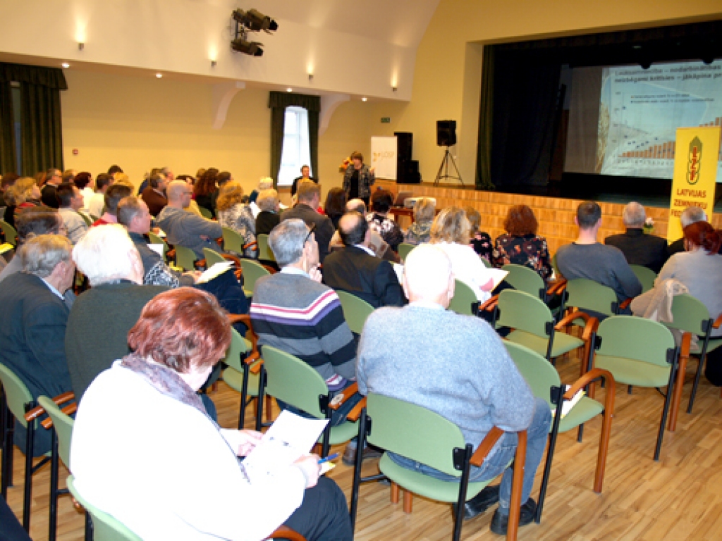 Konferencē Iecavā Laimdota Straujuma, zemkopības ministre, savā prezentācijā uzsvēra ražošanas efektivitātes paaugstināšanas nozīmi laukos.
Autors: Antra Ērgle