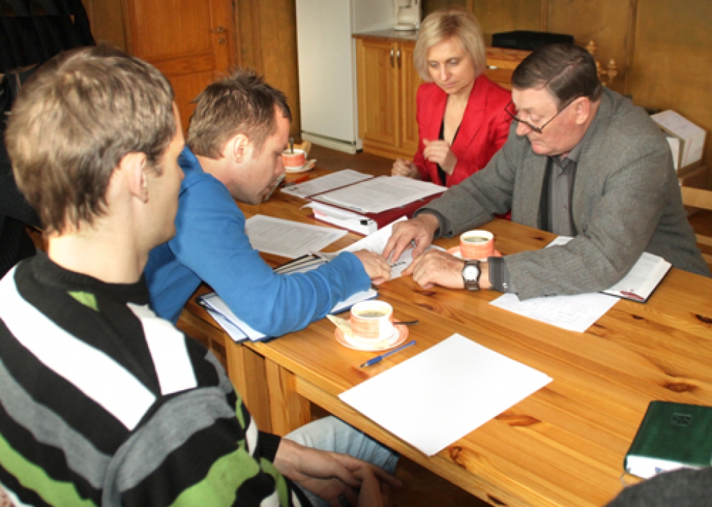 Darbu plānošana. Imants Dolgins (otrais no kreisās) un Gunārs Akmeņlauks pēta novembra meteoroloģisko prognozi, lai plānotu ielu asfaltēšanu.
Autors: Uldis Varnevičs