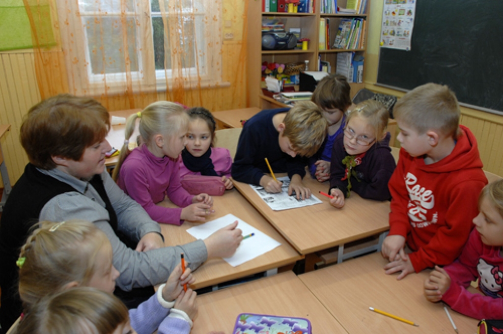 Natālija Šabanoviča 1. klasei palīdzēja minēt bilžu krustvārdu mīklu, iepazīstot augu pasauli.
Autors: Ivars Bogdanovs