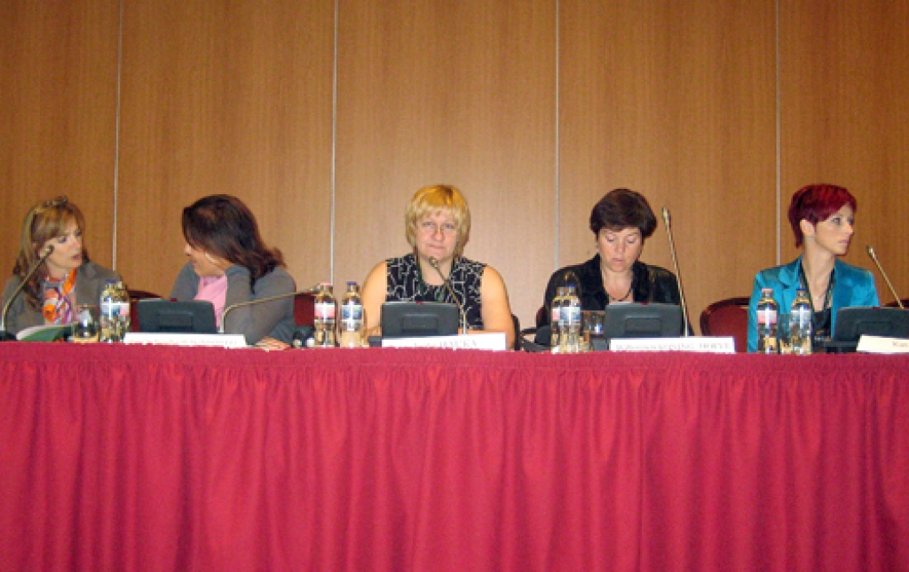 Agita Hauka (vidū) Eiropas lauksaimnieku sieviešu komitejā.
Autors: no personiskā albuma.