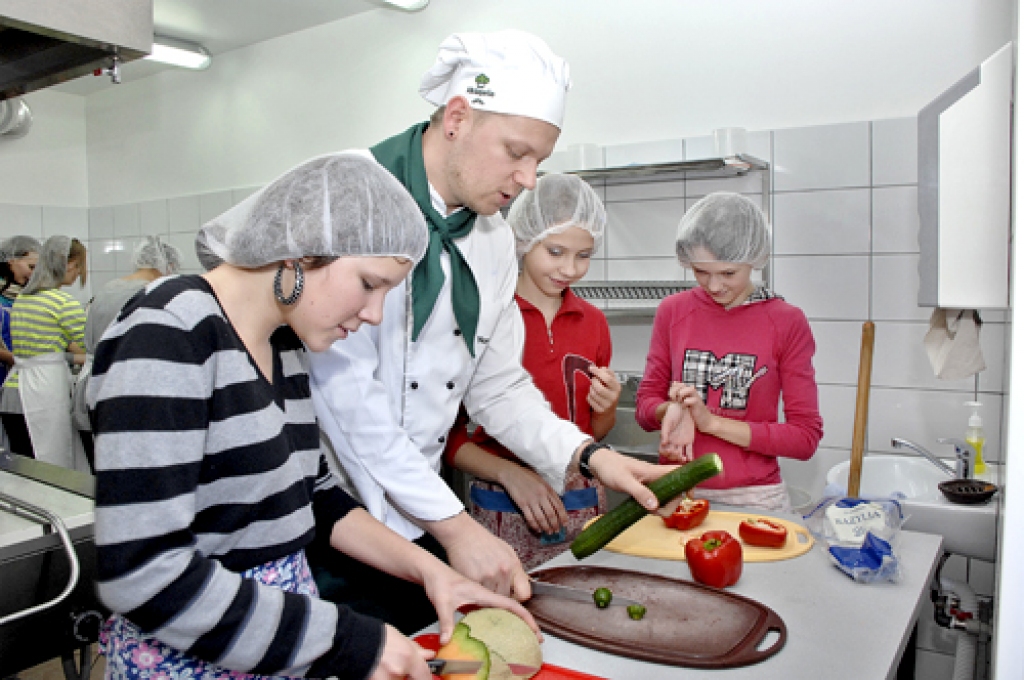 Normunds Baranovskis, «Rimi» veselīgas ēšanas kustības šefpavārs, veselīga uztura noslēpumus atklāj Griķu pamatskolas 7. un 8. klases meitenēm. 
Autors: Ivars Bogdanovs