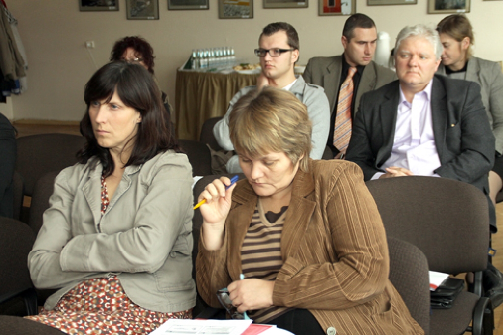 Seminārā Agita Eglinska (tuvplānā no kreisās) un Gunita Vīgupa vēlējās iegūt noderīgu informāciju par māju siltināšanu. 
Autors: Uldis Varnevičs