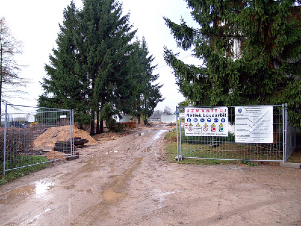 Vidusskolu būvdarbu zona aptver no divām pusēm, tāpēc galvenā ieeja reizumis ir slēgta, bet jāizmanto sētas durvis.
Autors: Madara Ērgle