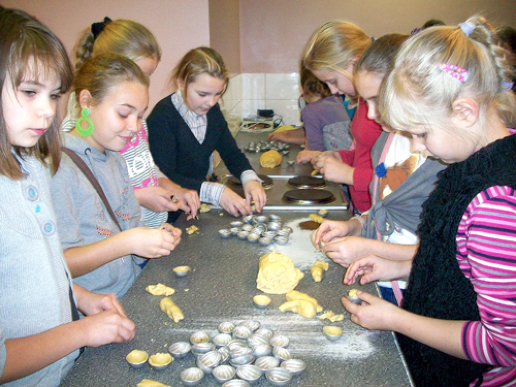 Pašu rokām top gardumi ražotnē «Poļu nams».
Autors: NO BIBLIOTĒKAS ARHĪVA.