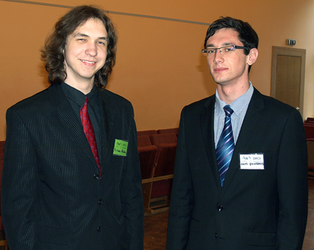 Ritvars Māsāns (no kreisās) un Kalvis Ņikiforovs pārliecināti, ka jauniešu parlaments var ietekmēt procesus Eiropā.
Autors: Madara Ērgle