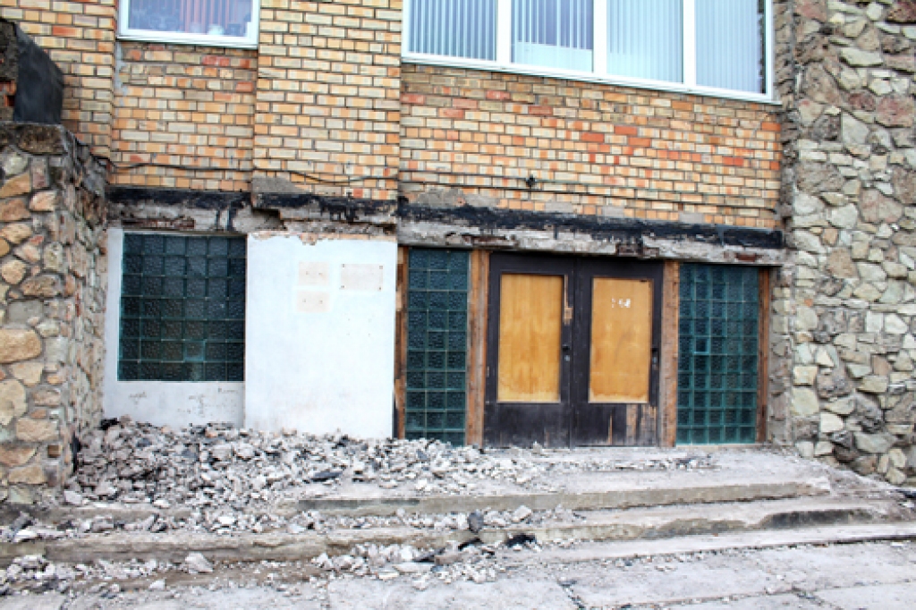 Jau demontēts Grenctāles kultūras nama sānu ieejas mezgls, jaunās durvis būšot gatavas uz novembra beigām.
Autors: B. Marčenkova