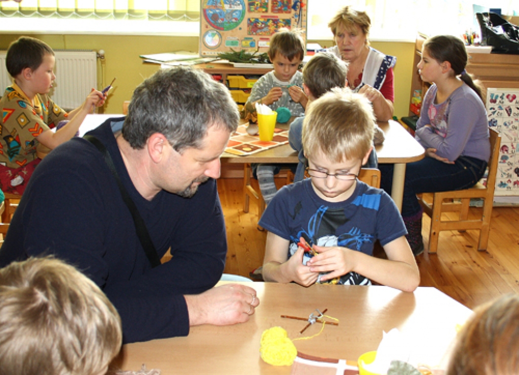 Radošajā darbnīcā kopīgi darbojās «Dartijas» bērni un vecāki.
Autors: NO BĒRNUDĀRZA ARHĪVA.