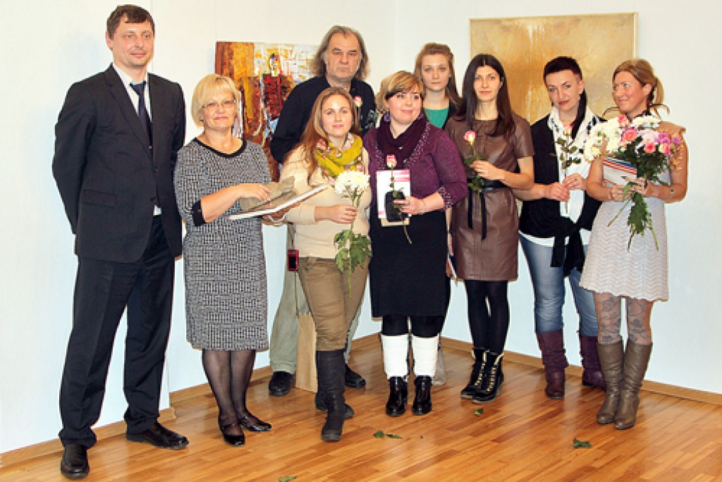 Bauskas novadpētniecības un mākslas muzejā Baltkrievijas vēstniecības pirmais sekretārs Ivans Griņevičs (no kreisās), muzeja direktore Baiba Šulce un Vitebskas mākslinieki.
Autors: Raitis Ābelnieks