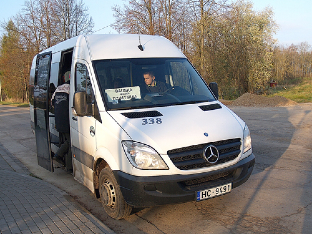 SIA «AIPS» buss tagad zorģiniekus uzņems pie bibliotēkas, nodrošinot ērtāku nokļūšanu uz Iecavu, Bausku un Dzimtmisu.
Autors: Antra Ērgle