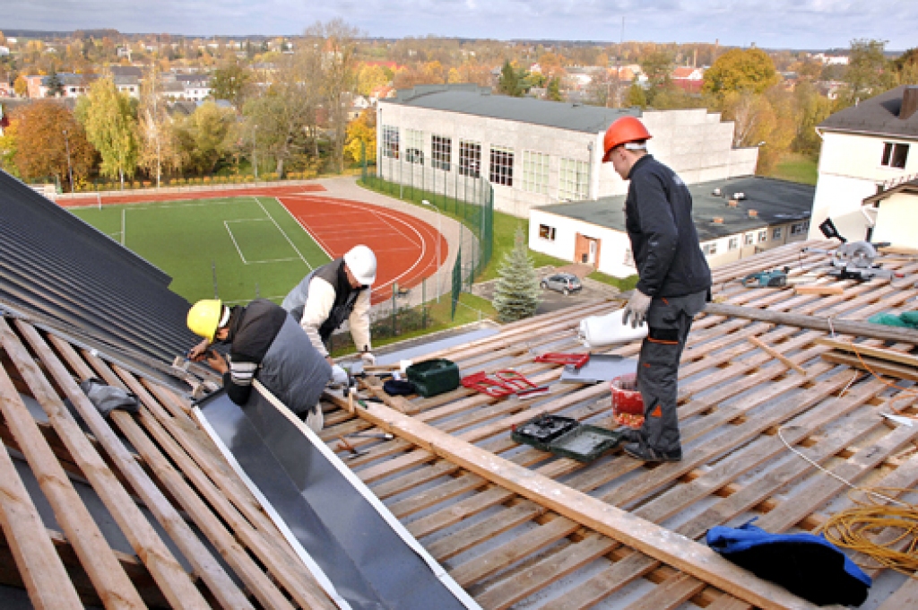 Jumta klājuma maiņa Bauskas Valsts ģimnāzijā. Jaunais projekta iesniegums paredz tālāk uzlabot energoefektivitāti šīs skolas ēkā.
Autors: no «Bauskas Dzīves» arhīva.