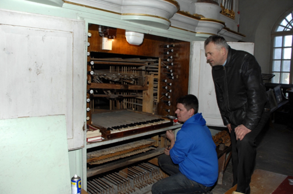 Jānis Kalniņš un Jānis Ūrmanis no SIA «Ugāles ērģeļu darbnīca» izjauc instrumenta spēles galdu. 
Autors: Ivars Bogdanovs