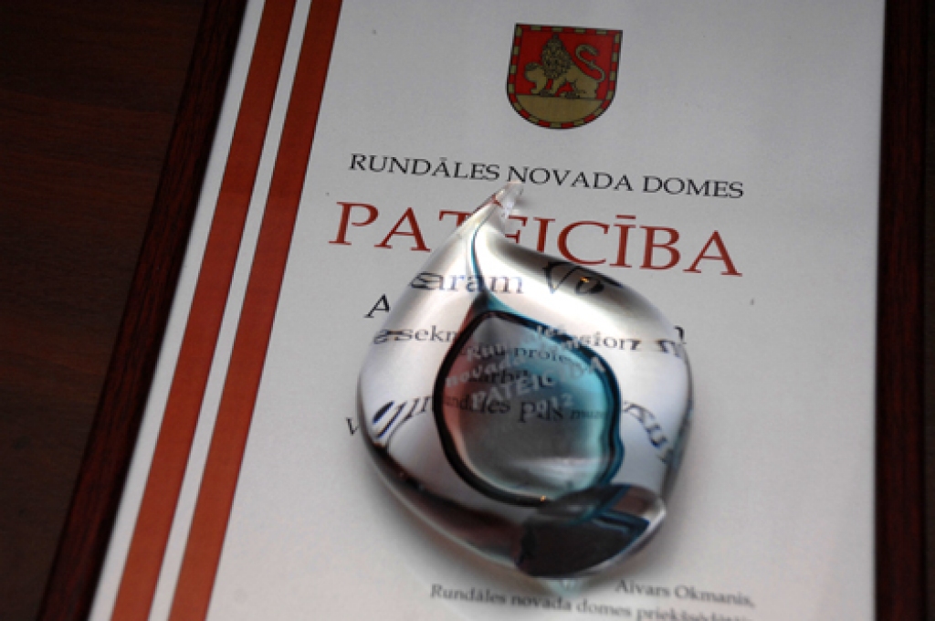 Valsts svētkus svinot, Rundāles novadā ierasts pateikties cilvēkiem, kuri ar savu darbu veido skaistu vidi, palīdz citiem, ir cienīti vietējā sabiedrībā. 
Novada galvenajā pasākumā Pilsrundālē 17. novembrī 20 dažādu profesiju pārstāvji...
Autors: Ivars Bogdanovs