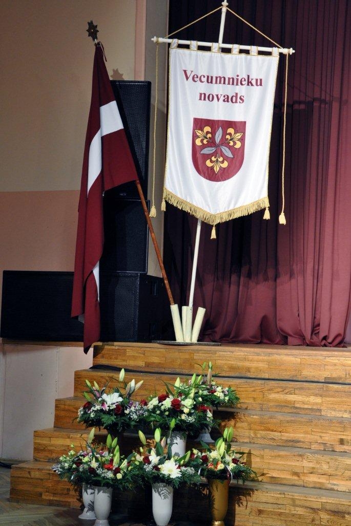 Vecumniekos valsts svētku svinības bija tieši 18. novembrī. Tika godināti 26 Vecumnieku novada domes Atzinības raksta saņēmēji, seši iedzīvotāji, kuriem piešķirts Goda raksts. Gada cilvēka nosaukumu saņēma Mārtiņš Mediņš un Jānis...