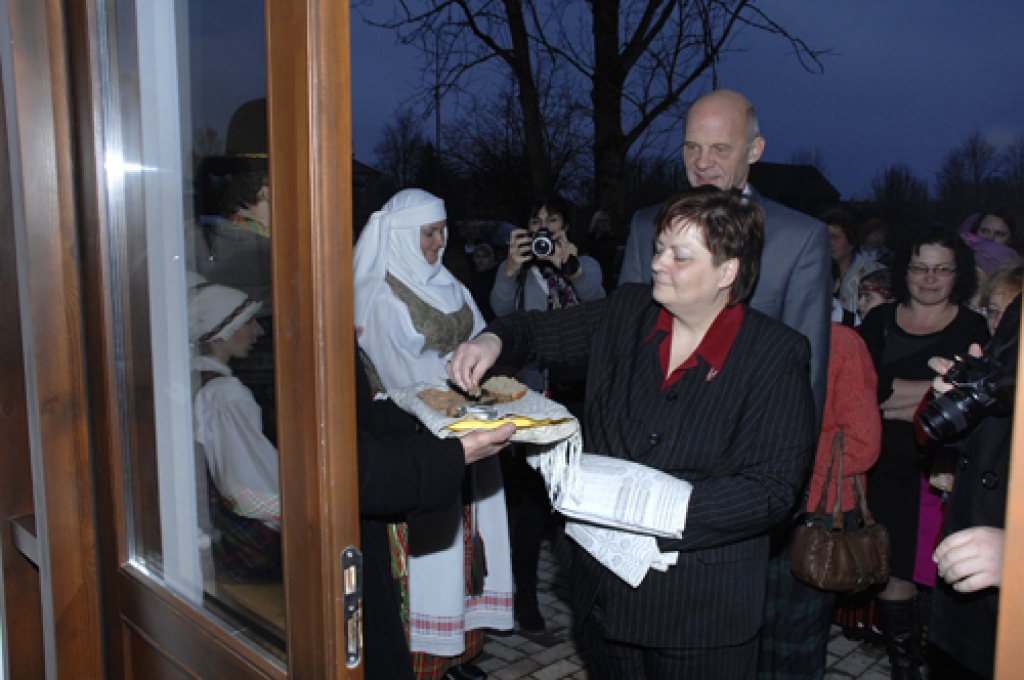 Bauskas un Radvilišķu pašvaldības vadītāju mestie kūleņi 17. novembrī ievadīja Vecsaules pagasta saieta nama oficiālo atklāšanas pasākumu. 

Ēkas otrajā stāvā Lietuvas rokdarbnieki demonstrēja savas amata prasmes. Vērojot Lietuvas...
Autors: Ivars Bogdanovs