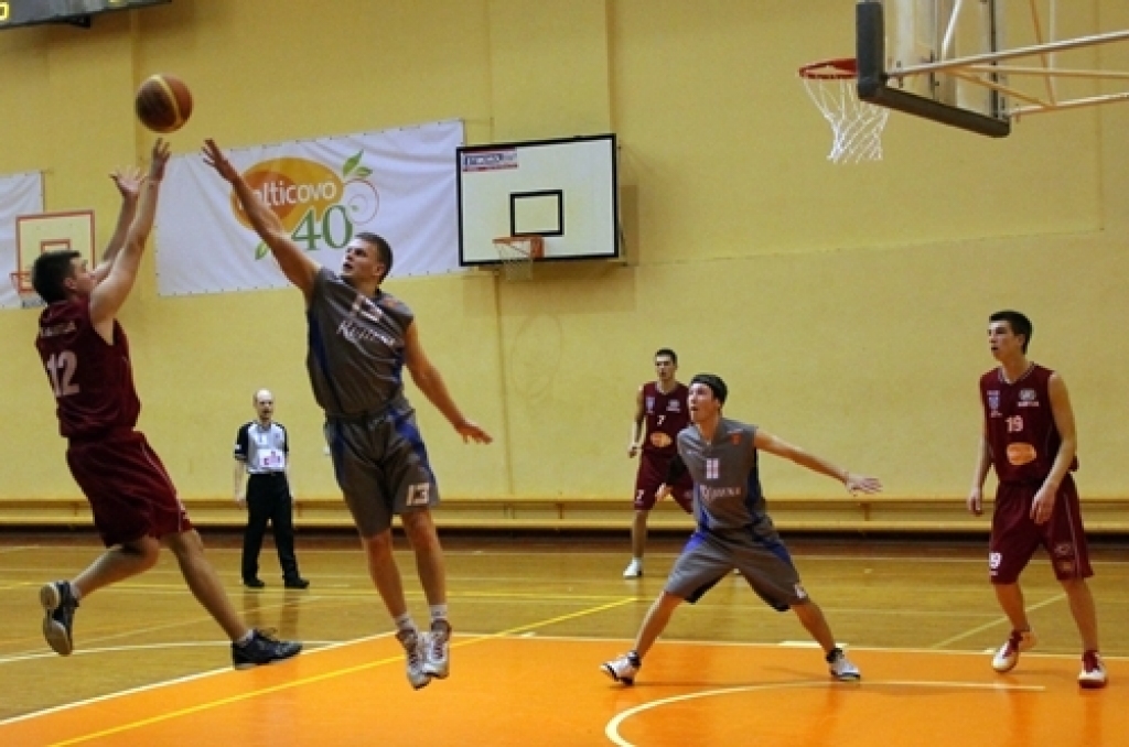 Latvijas Basketbola līgas trešās divīzijas spēlē 14. novembrī BK «Dartija» uzvarēja sporta kluba «Rūjiena» komandu ar rezultātu 104:87.

Spēle bija apmēram 60 atnākušajiem skatītājiem tīkama - rezultatīva, ar daudziem skaistiem metieniem....
Autors: Uldis Varnevičs